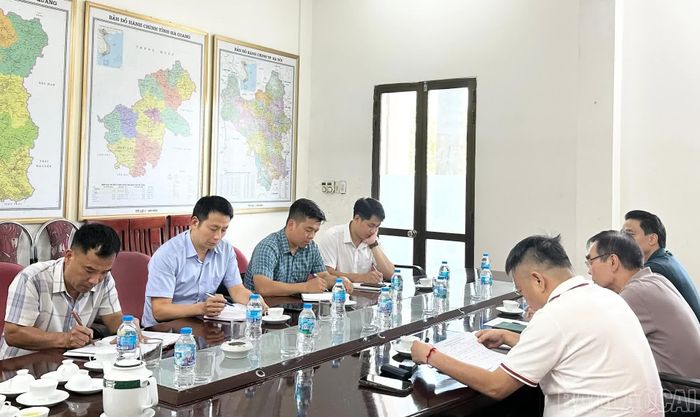 Quang cảnh buổi làm việc giữa lãnh đạo xã Yên Bình và Công ty Cổ phần Xi măng và Khoáng sản Yên Bái.