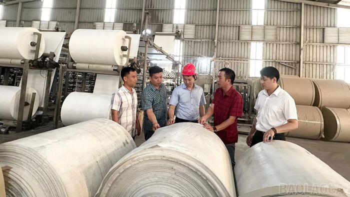 Lãnh đạo xã Yên Bình thăm cơ sở sản xuất tại Công ty Cổ phần Xi măng Yên Bình.