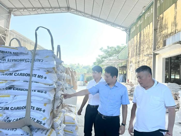 Lãnh đạo xã Yên Bình thăm cơ sở sản xuất tại Công ty Cổ phần Xi măng và Khoáng sản Yên Bái