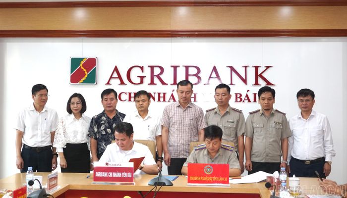  Lãnh đạo Agribank Chi nhánh Yên Bái và Thi hành án dân sự tỉnh Lào Cai ký kết ﻿biên bản ghi nhớ. 