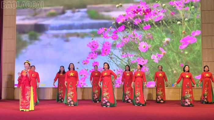 Các hội viên người cao tuổi tự tin biểu diễn trên sân khấu.