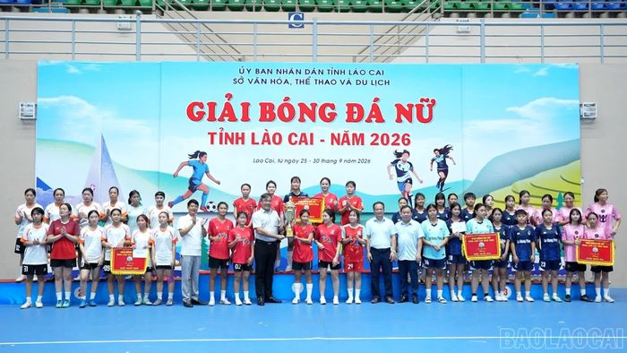Ban Tổ chức trao giải cho các đội bóng đạt thành tích tại Giải Bóng đá nữ tỉnh Lào Cai năm 2026.