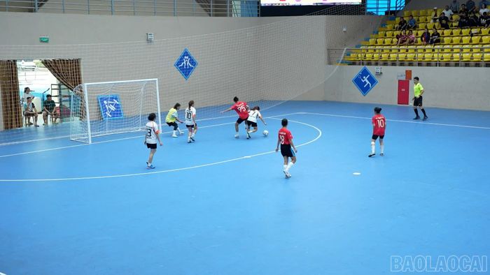 CLB Thiên An Lục Yên kiểm soát thế trận, liên tục gây sức ép trước khung thành Tằng Loỏng.