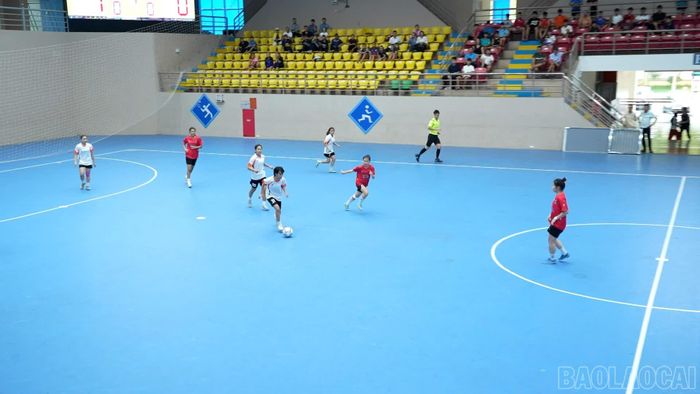 Các cầu thủ xã Tằng Loỏng nỗ lực tổ chức tấn công, tìm kiếm bàn thắng trước CLB Thiên An xã Lục Yên.