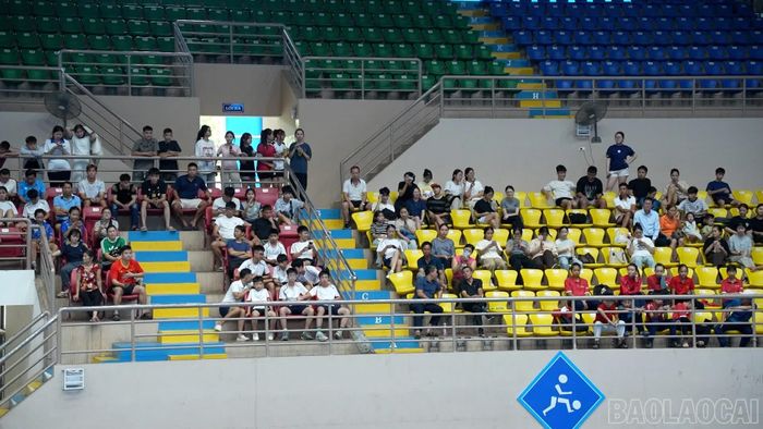 Rất đông khán giả theo dõi trận chung kết tại Nhà thi đấu đa năng tỉnh Lào Cai, phường Cam Đường.