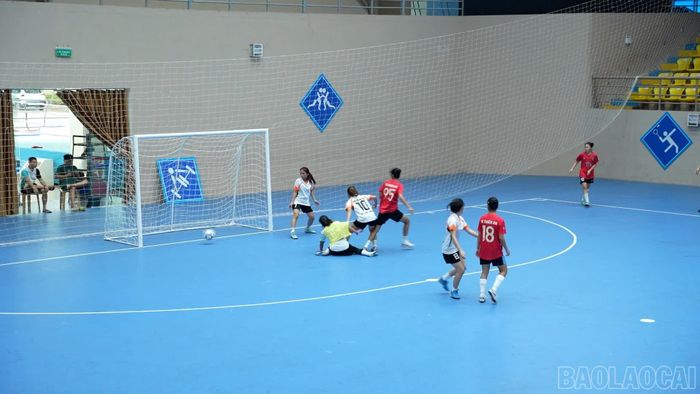 Những pha dứt điểm của CLB Thiên An xã Lục Yên làm tung lưới đội xã Tằng Loỏng