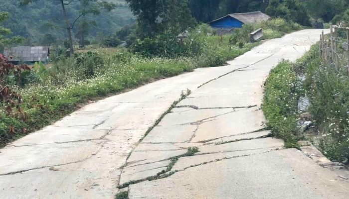 Mặt đường bê tông hư hỏng sau những trận mưa lũ cần được sớm sửa chữa.