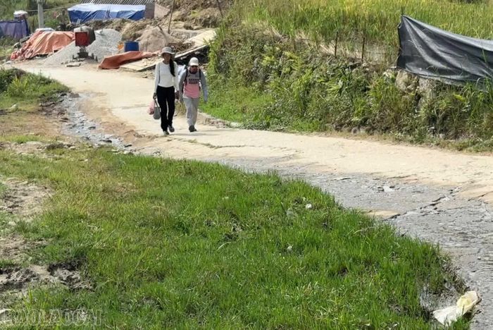 Khách du lịch nước ngoài đến với thôn Hòa Sử Pán.
