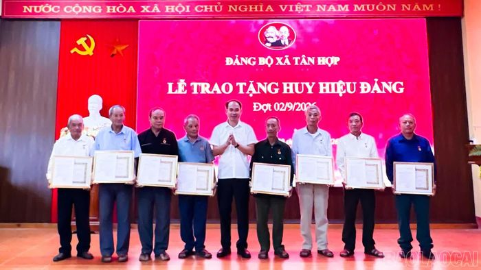 Các đảng viên xã Tân Hợp nhận Huy hiệu Đảng đợt 2/9/2026.