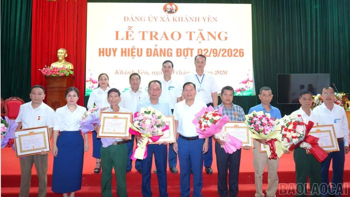 Lãnh đạo xã Khánh Yên trao Huy hiệu Đảng cho các đảng viên.