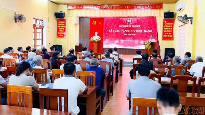 Đảng ủy xã Tân Hợp tổ chức trao Huy hiệu Đảng đợt 2/9/2026.