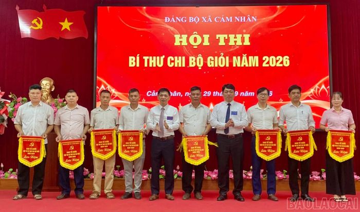 Ban tổ chức trao cờ lưu niệm cho các thí sinh tham gia hội thi.