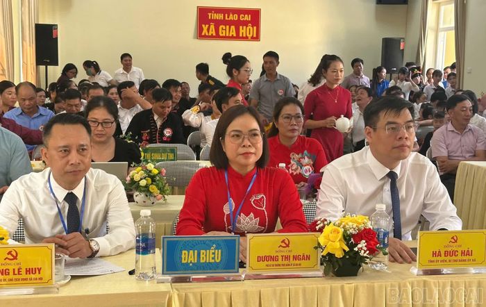Các đồng chí lãnh đạo xã Gia Hội dự, cổ vũ hội thi.