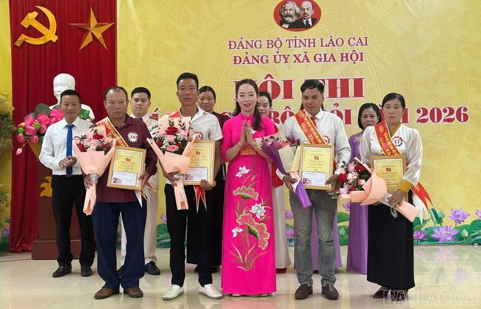 Ban tổ chức trao giải cho các thí sinh xuất sắc nhất Hội thi.