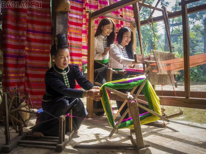 Người Thái Mường Lò giữ nghề dệt truyền thống. (Ảnh: NSNA Phương Lan)