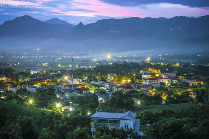 Vẻ đẹp Mường Lò khi đêm xuống (Ảnh: NSNA Xuân Tình)