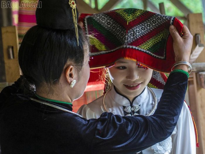 Khăn Piêu - nét văn hóa đặc trưng của đồng bào Thái Mường Lò (Ảnh: NSNA Phương Lan)
