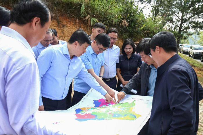 Đồng chí Bí thư Tỉnh ủy Y Thanh Hà Niê Kđăm cùng đoàn công tác kiểm tra thực tế tại Khu du lịch quốc gia hồ Tuyền Lâm. Ảnh: Nguyễn Luân