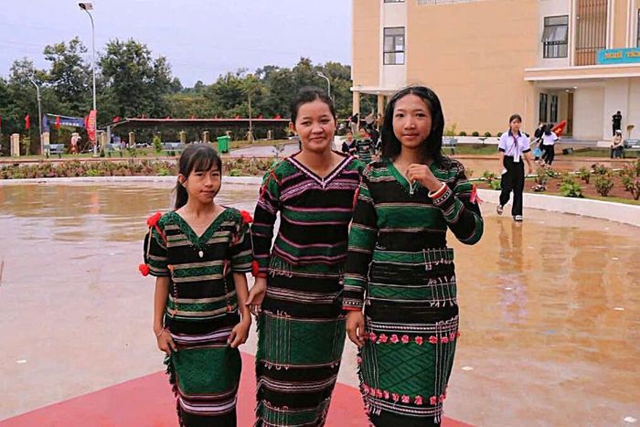 Học sinh mặc trang phục do chị Hher may