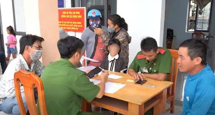 Công an xã Vĩnh Hảo hướng dẫn người dân cài đặt, sử dụng nền tảng VNeID để đăng ký thủ tục trực tuyến