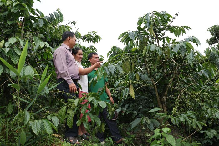 Bí thư Chi bộ thôn Liêng Hùng - K'Nga và Trưởng thôn Nguyễn Thế Mây tuyên truyền, vận động người dân phát triển kinh tế hộ gia đình.