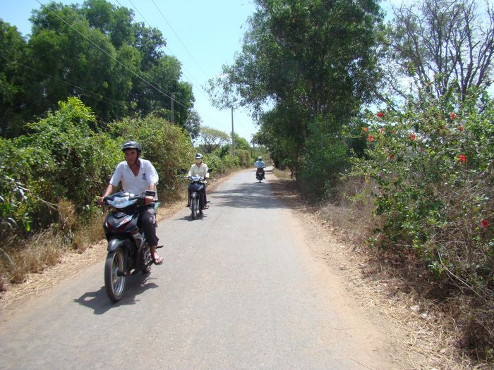Nâng cấp láng nhựa một tuyến đường giao thông nông thôn xã Hàm Tân