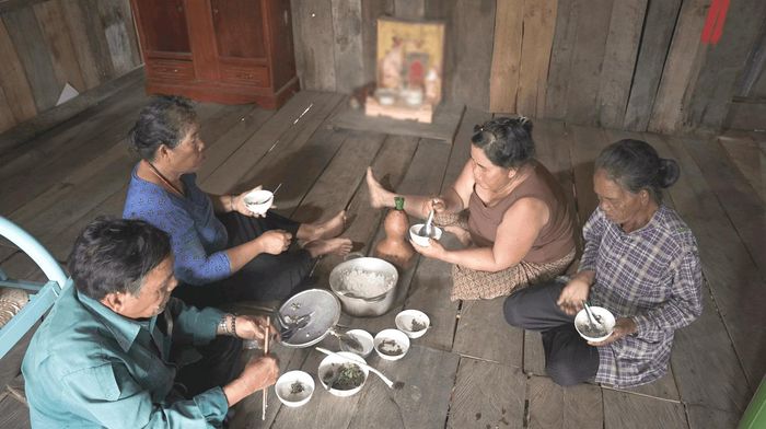 Bữa cơm trưa quây quần của gia đình bà K’Thị Hên. Ảnh: Ngọc Hiển