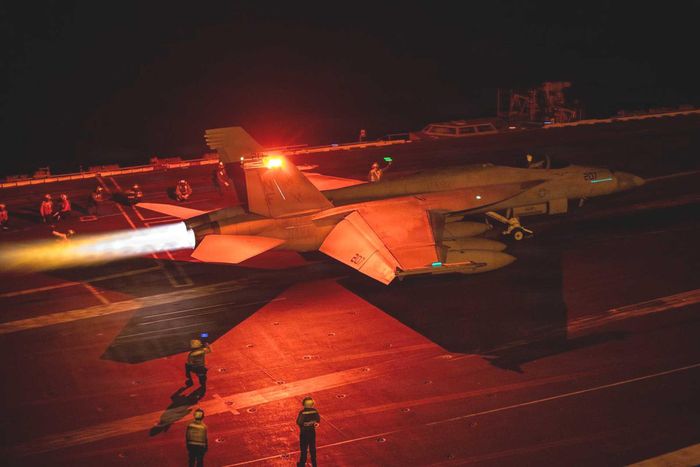Tiêm kích F/A-18 Super Hornet chuẩn bị cất cánh từ tàu sân bay USS George Washington tại Trung Đông. Ảnh: CENTCOM