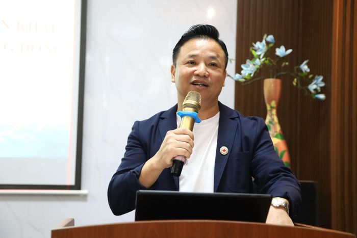 Trưởng Ban Công tác xã hội - Quản lý thảm họa, Trung ương Hội Chữ thập đỏ Việt Nam Trần Sĩ Pha trao đổi tại buổi tập huấn