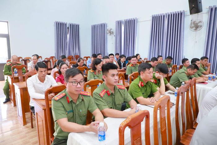 Các đại biểu được thông tin, trao đổi về tình hình biên giới, công tác đối ngoại, quản lý và bảo vệ biên giới đất liền