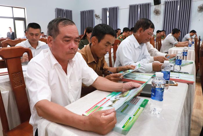 Tại hội nghị, các đại biểu được phát tờ gấp tuyên truyền bảo vệ biên giới đất liền