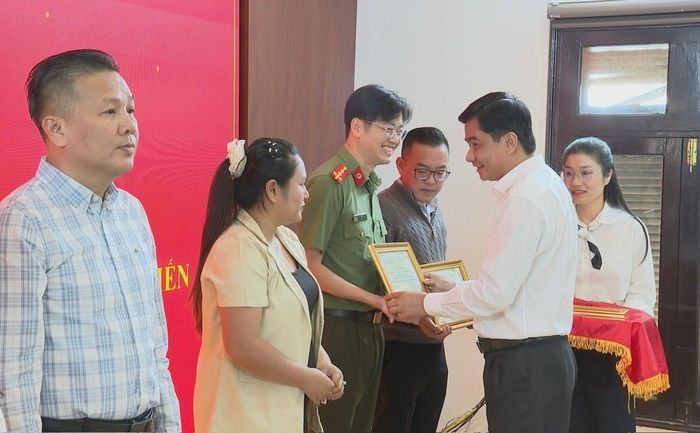 Ban Tổ chức trao giải cho các cá nhân đạt thành tích cao tại 2 cuộc thi