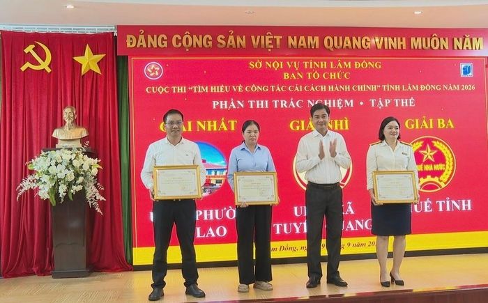 Ban Tổ chức trao giải cho các cá nhân đoạt giải Nhất, Nhì và Ba