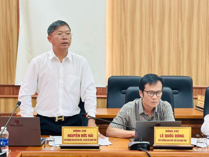 Ông Nguyễn Đức Hải, Phó Trưởng Ban Ban Văn hóa - Xã hội, HĐND tỉnh trao đổi về hoạt động của y tế cơ sở
