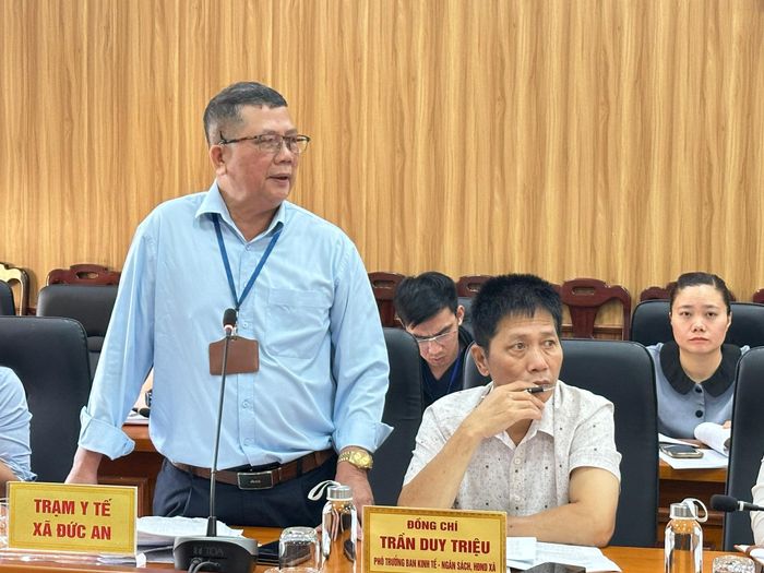 Đại diện Trạm Y tế xã Đức An báo cáo về công tác khám, chữa bệnh thời gian qua