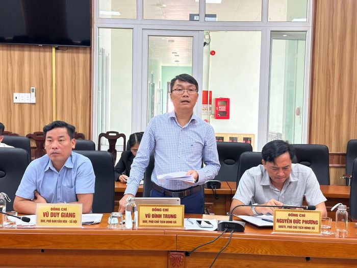 Ông Vũ Đình Trung, Phó Chủ tịch UBND xã Thuận Hạnh báo cáo về hoạt động y tế cơ sở tại địa phương