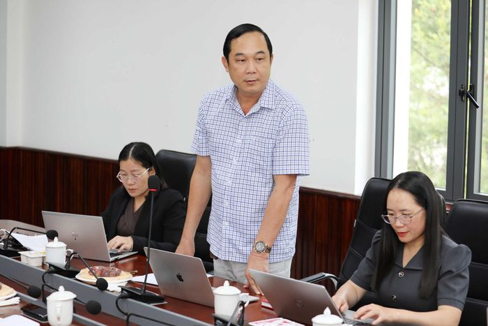 Trưởng Phòng Chính trị tư tưởng và Công tác học sinh, sinh viên, Sở Giáo dục và Đào tạo Phạm Đăng Lâm báo cáo tình hình dư luận quan tâm trong ngành giáo dục thời gian qua