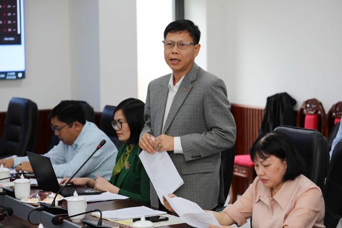 Phó Trưởng Ban Tuyên giáo và Công tác xã hội, Ủy ban MTTQ Việt Nam tỉnh Ngô Văn Sơn báo cáo tình hình dư luận xã hội địa phương quan tâm trong tháng qua