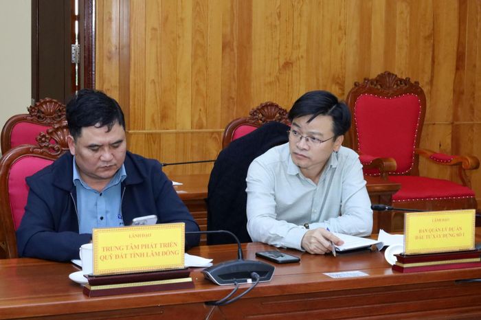 Lãnh đạo Trung tâm Phát triển quỹ đất tỉnh và Ban Quản lý dự án đầu tư xây dựng số 1 dự hội nghị