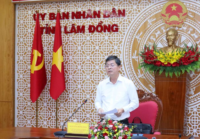 Ủy viên Ban Thường vụ Tỉnh ủy, Phó Chủ tịch Thường trực UBND tỉnh Lâm Đồng Nguyễn Hồng Hải báo cáo tình hình thực hiện, tiến độ giải ngân và những khó khăn, vướng mắc đối với 2 dự án cao tốc qua địa bàn tỉnh