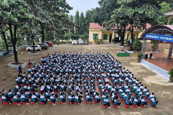 Đông đảo học sinh Trường THCS Lương Thế Vinh tham gia buổi sinh hoạt ngoại khóa về phòng, chống ma túy