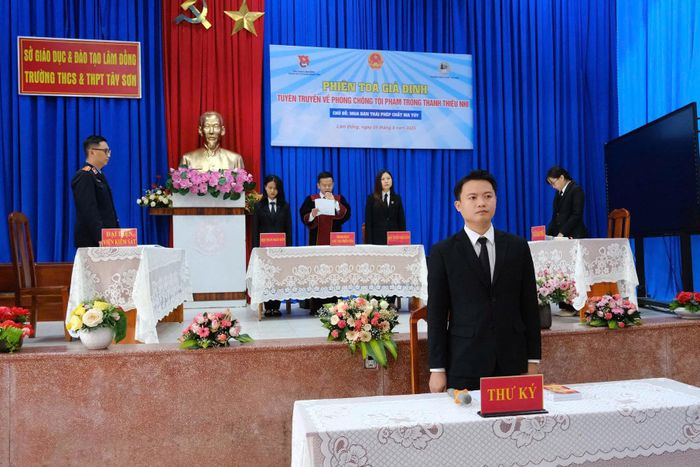 Phiên tòa giả định với chủ đề “Mua bán trái phép chất ma túy” (Ảnh: Trường THCS và THPT Tây Sơn)