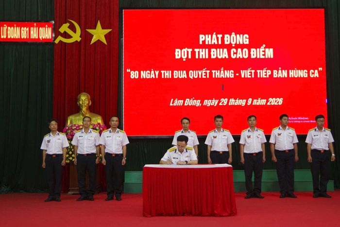 Đại diện các đơn vị ký kết thi đua cao điểm