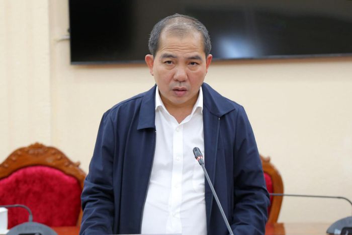 Giám đốc Sở Tài chính Lê Ngọc Tiến báo cáo tiến độ thực hiện các dự án trọng điểm của tỉnh