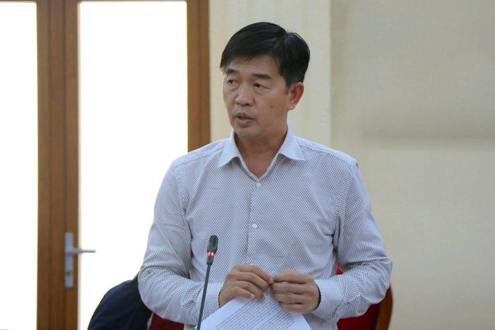 Giám đốc Sở Nông nghiệp và Môi trường Phan Nguyễn Hoàng Tân báo cáo tiến độ một số dự án do đơn vị làm chủ đầu tư tại cuộc họp