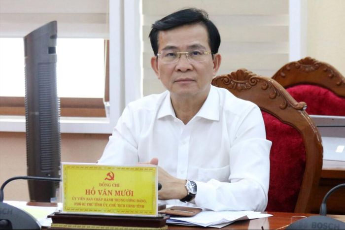 Ủy viên Ban Chấp hành Trung ương Đảng, Phó Bí thư Tỉnh ủy, Chủ tịch UBND tỉnh Hồ Văn Mười tham dự cuộc họp