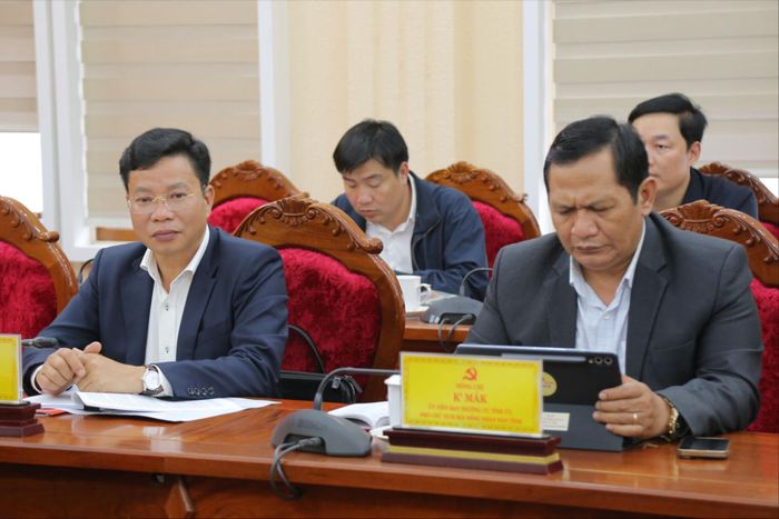 Các đồng chí: Lưu Văn Trung, Phó Bí thư Tỉnh ủy, Chủ tịch HĐND tỉnh (bên trái); K' Mák, Ủy viên Ban Thường vụ Tỉnh ủy, Phó Chủ tịch HĐND tỉnh Lâm Đồng (bên phải) tham dự cuộc họp