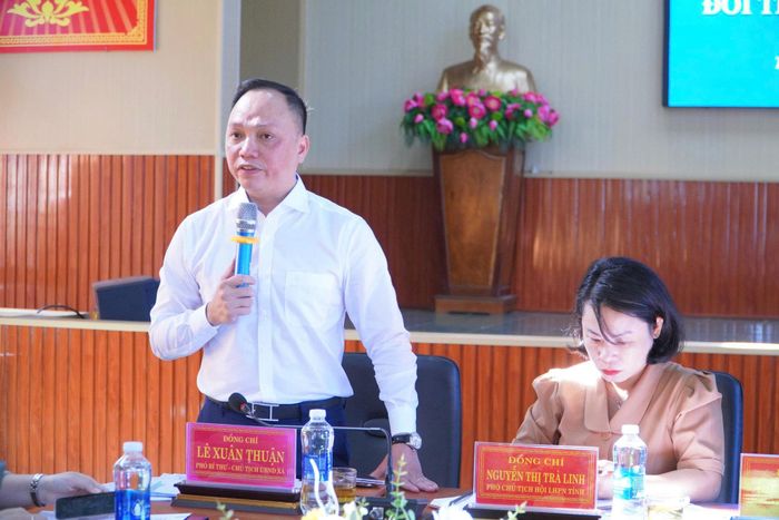 Ông Lê Xuân Thuận, Chủ tịch UBND xã Trường Xuân trao đổi các vấn đề liên quan tại địa phương