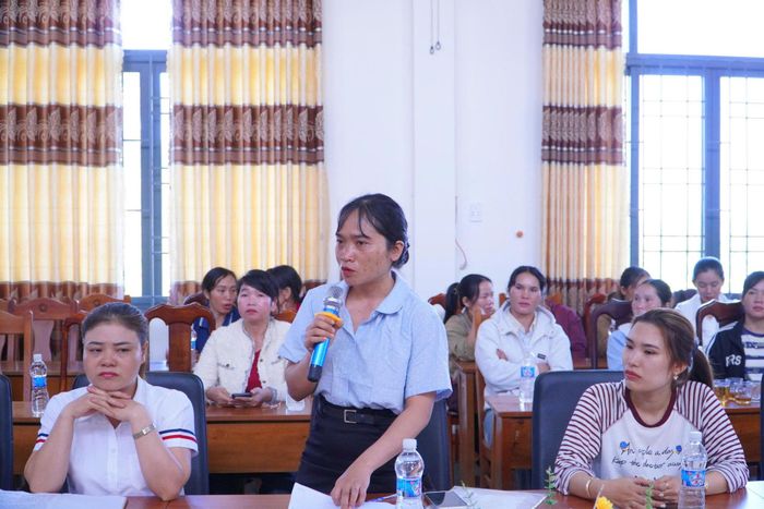 Hội viên phụ nữ xã kiến nghị tại hội nghị đối thoại
