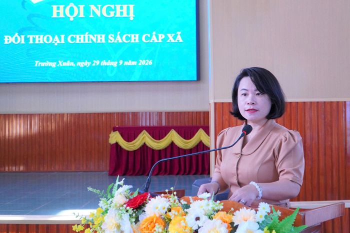 Phó Chủ tịch Hội LHPN tỉnh Nguyễn Thị Trà Linh trao đổi các chính sách liên quan đến phụ nữ